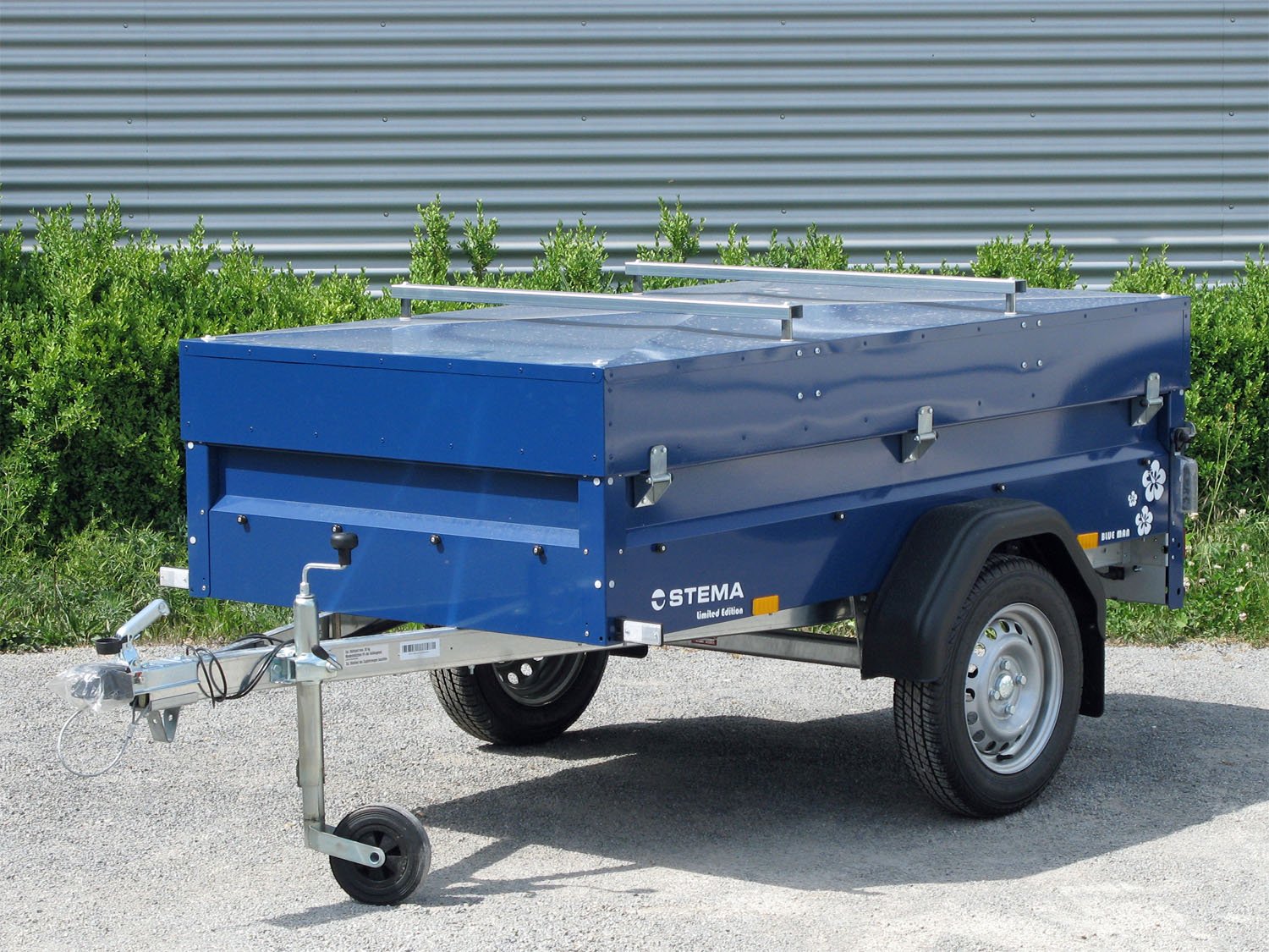 e25d3441c7affc18664a5064c36c96ba.jpg STEMA BLUE MAN 750 Camping Trailer mit abschließbarem Deckel – Bild 1